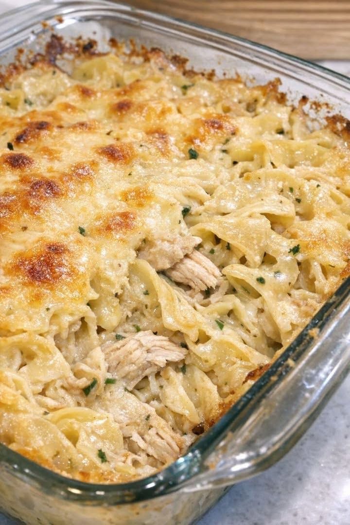 Oven-Baked 4-Ingredient Amish Chicken à la King Noodles: The Easiest Creamy Casserole You’ll Ever Make